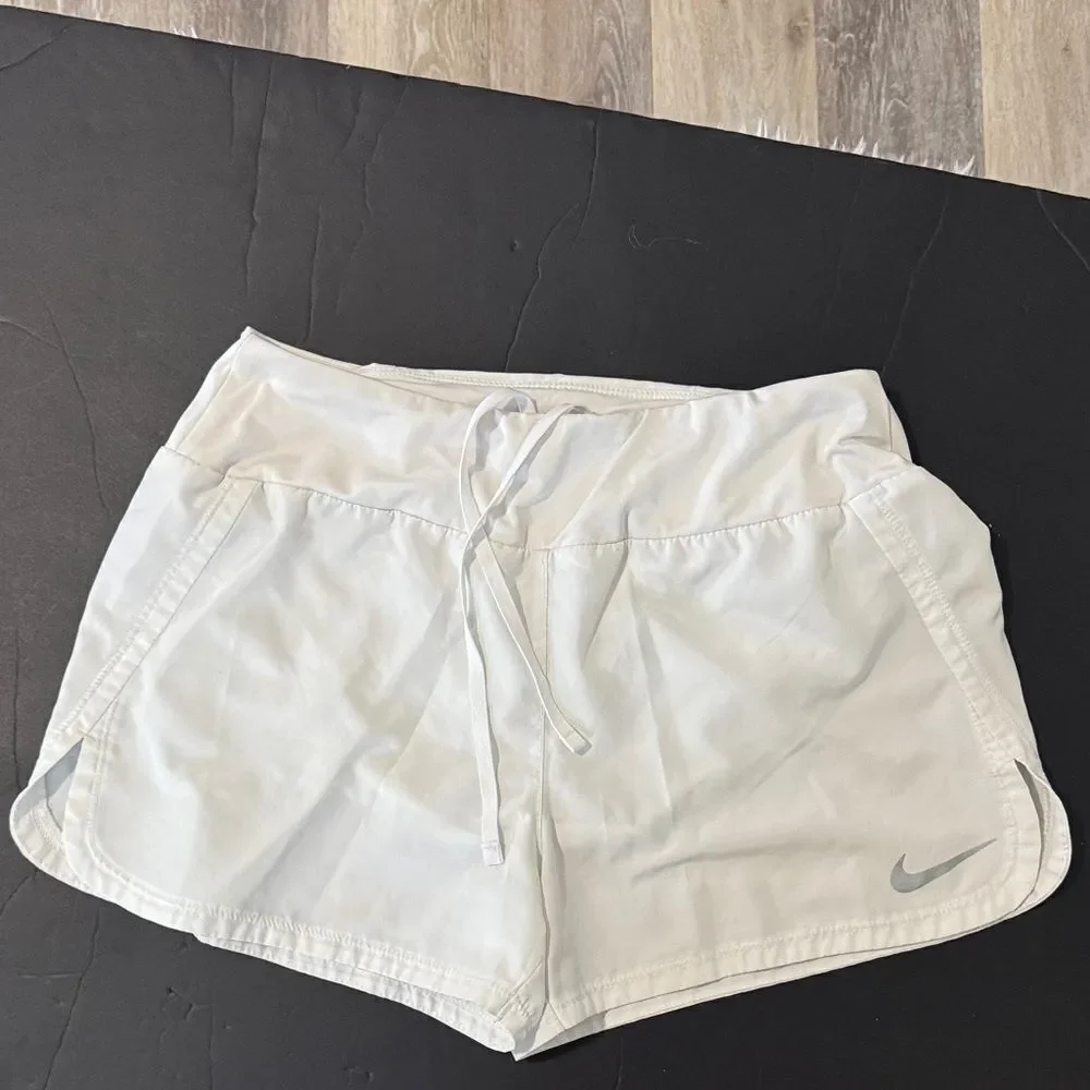 Nike Women's Light Gray Athletic Shorts Size Small Petite